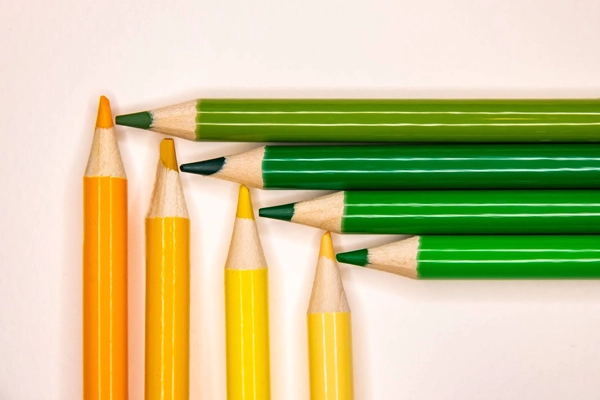 colored pencils lined up perpendicular of each other